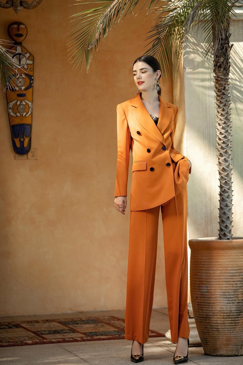 fashionbyteresa's tweet image. Turn the workday into a runway with our Autumn Spice Structured Suit. 🍂👠 Tailored for the trendsetters. #WorkWardrobe #StyleThatWorks #fbt #FashionByTeres