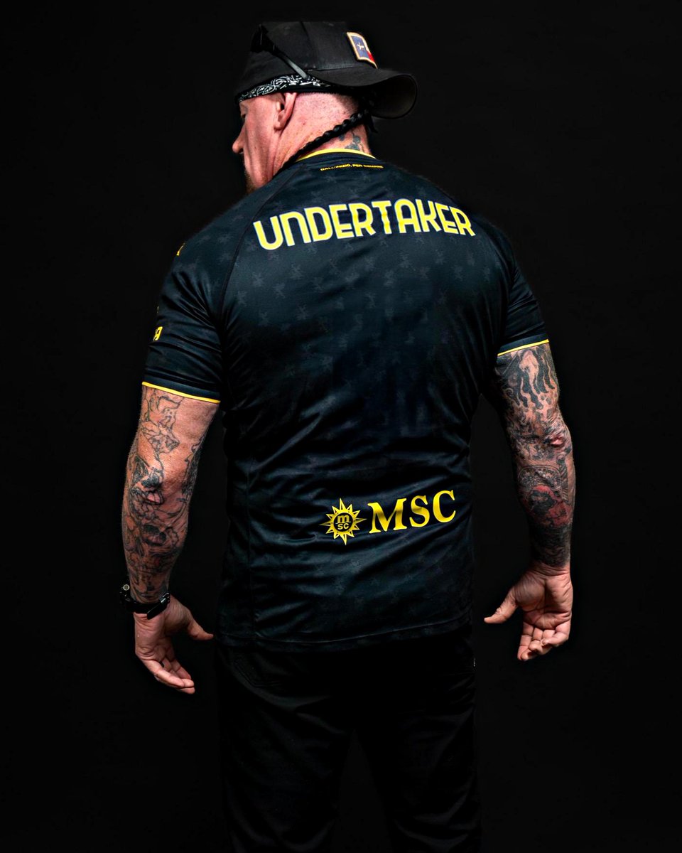 Numa collab inesperada, o Genoa apresentou o seu novo terceiro equipamento com a presença do Undertaker.