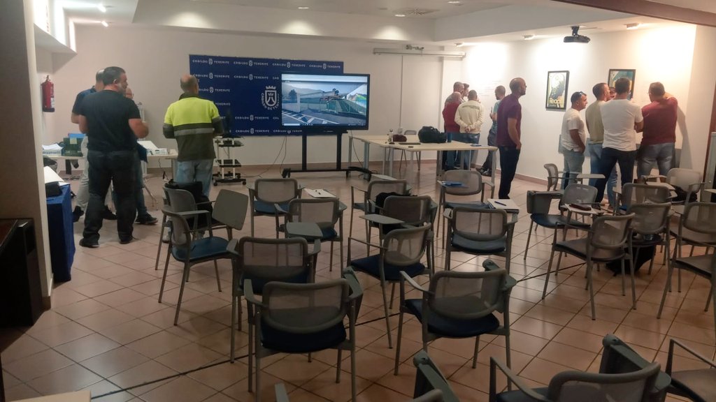 AGojcg's tweet photo. Seguimos con el siguiente módulo del Curso de Gestión de Sucesos por Fenómenos Naturales. Nivel I. Equipos y herramientas, para el dispositivo BRIFOR del @CabildoTenerife. @JulenIIFF en el ejercicio final del día con los alumnos. https://t.co/cJqHGfaAVr