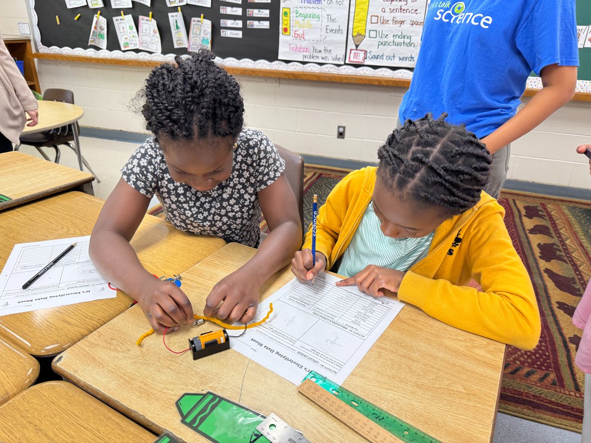 UnitedWayWECK's tweet photo. Exploring Science Hands-On with Let's Talk Science! 🚀 Last month, Ignite Academy students had a blast with UWindsor science students—building circuits, discovering conductors, & exploring the 5 senses!💡 #STEM #LetsTalkScience #IgniteAcademy https://t.co/XZCtG41Dyr