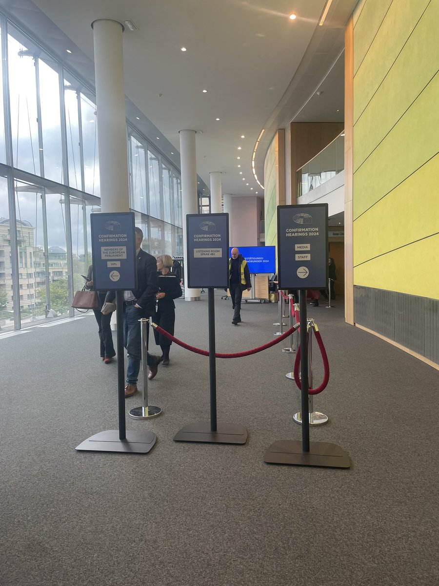 audrey_vuetaz's tweet image. Beaucoup de monde pour écouter l’audition de @steph_sejourne . Il faut dire que le portefeuille qui pourrait lui être  confié est très important « prospérité et stratégie industrielle» à l’heure où les usines ferment en Europe et où le continent décroche vis à vis de 🇺🇸🇨🇳