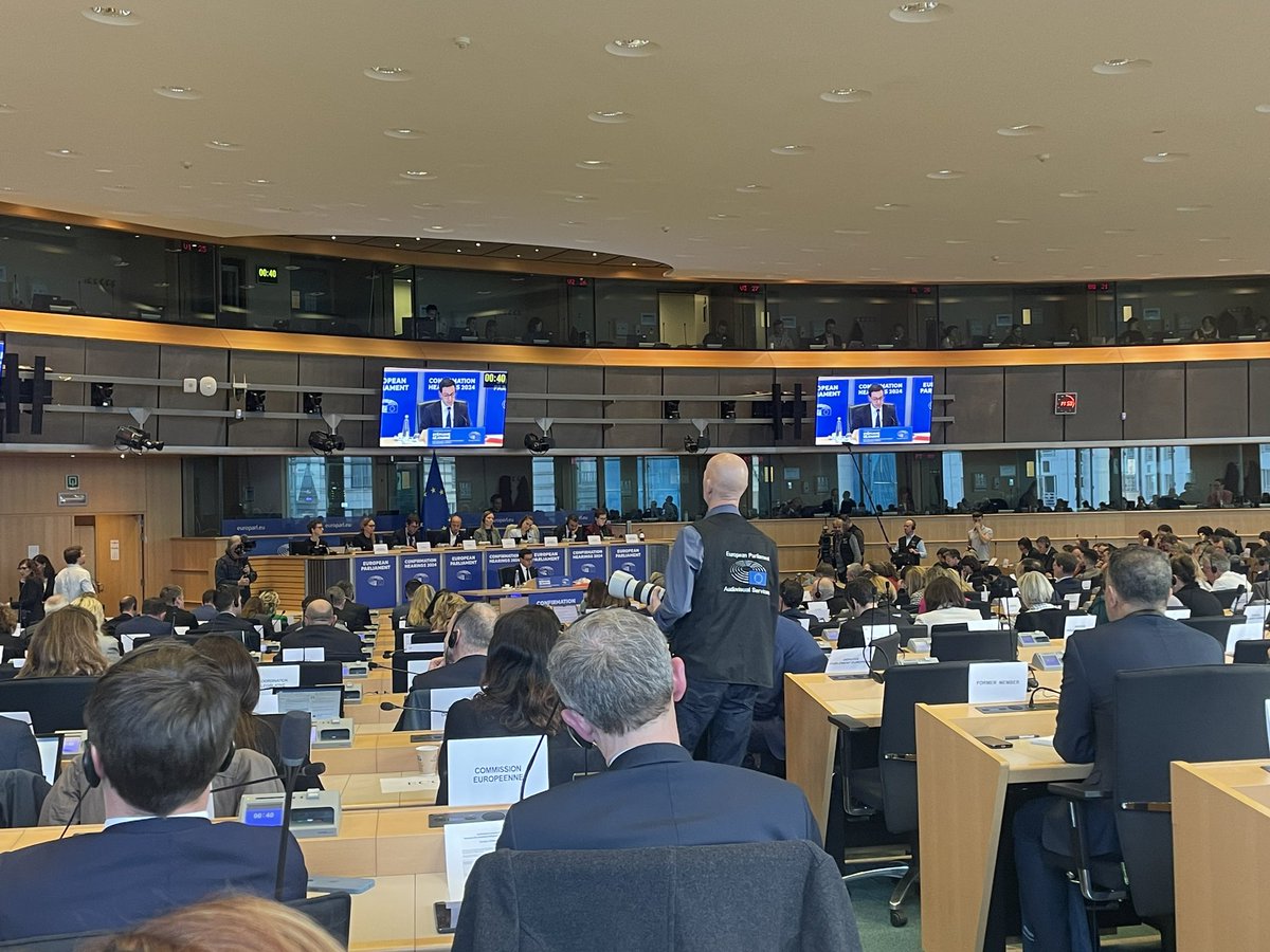 audrey_vuetaz's tweet image. Beaucoup de monde pour écouter l’audition de @steph_sejourne . Il faut dire que le portefeuille qui pourrait lui être  confié est très important « prospérité et stratégie industrielle» à l’heure où les usines ferment en Europe et où le continent décroche vis à vis de 🇺🇸🇨🇳