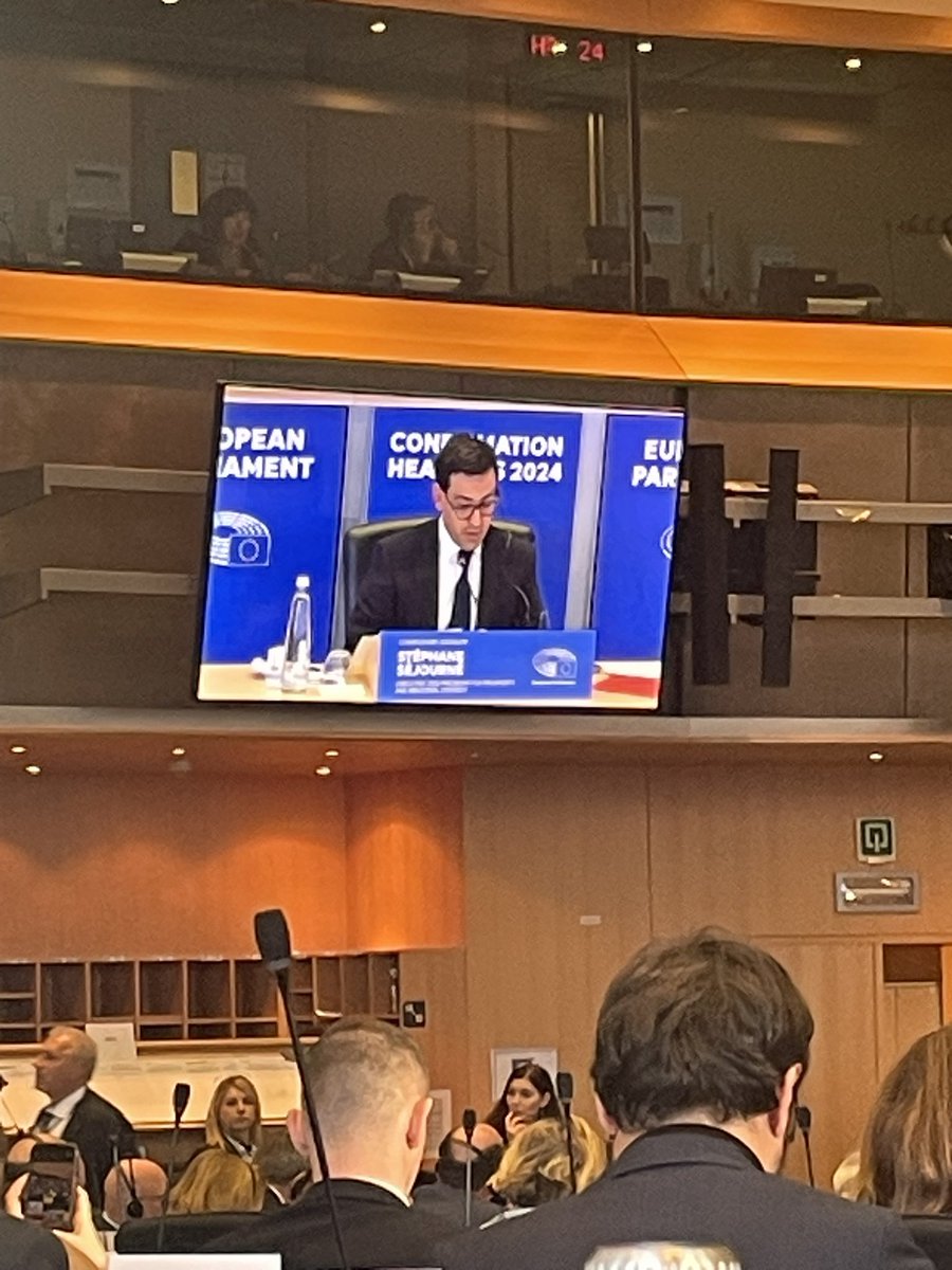 audrey_vuetaz's tweet image. Beaucoup de monde pour écouter l’audition de @steph_sejourne . Il faut dire que le portefeuille qui pourrait lui être  confié est très important « prospérité et stratégie industrielle» à l’heure où les usines ferment en Europe et où le continent décroche vis à vis de 🇺🇸🇨🇳