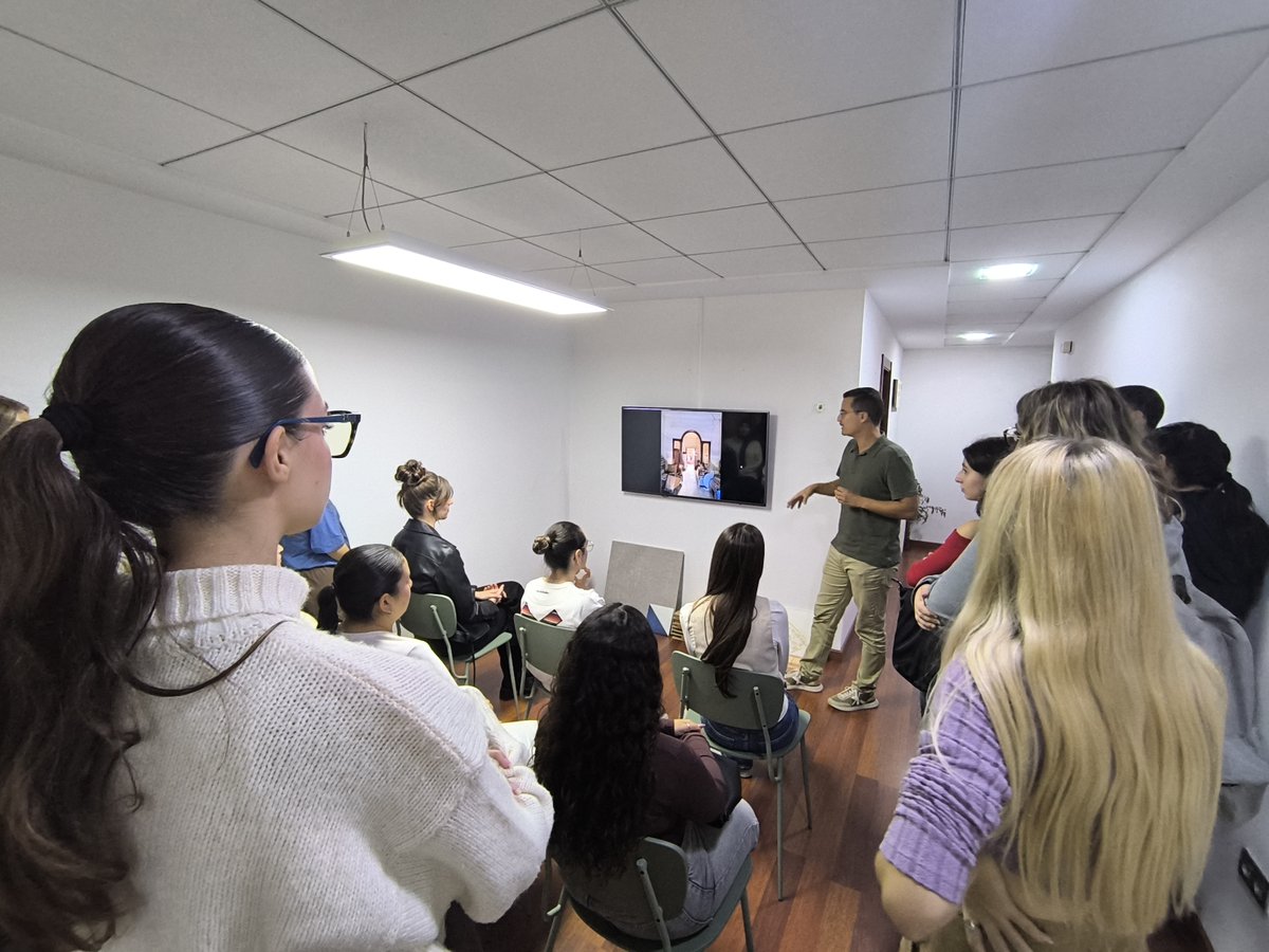 Nuestro alumnado de  1° de Diseño de Interiores visita el estudio de Arquitectos MAB, en Orihuela.  Allí conocieron los trabajos de vivienda en proceso de realización y el modo de trabajo sus profesionales, con obras de gran calidad, singulares y con características sostenibles