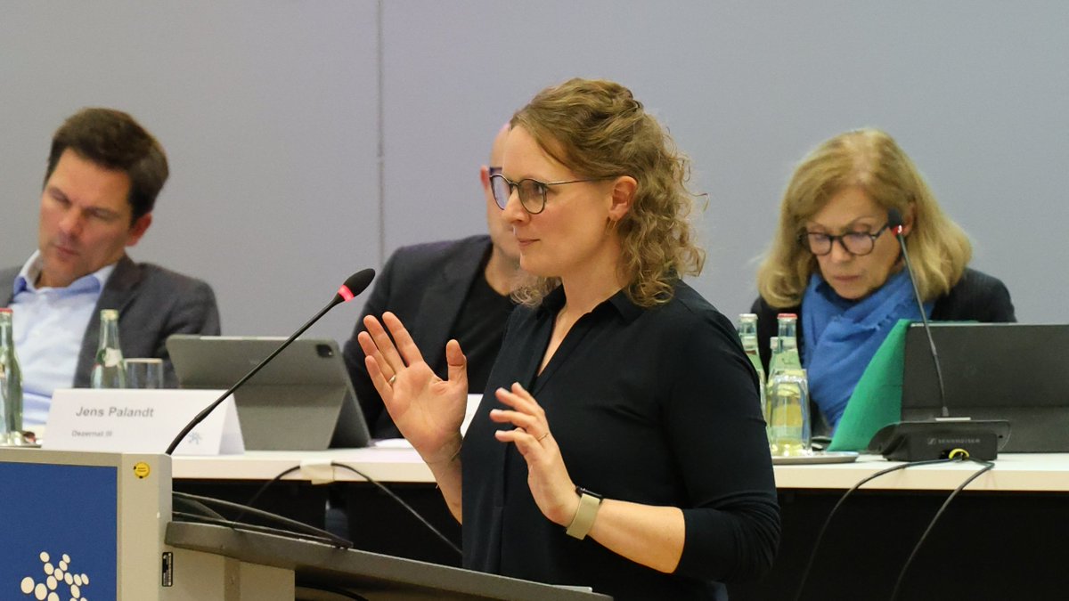 Die Krankenhausreform ist essentiell für die Versorgungssicherheit und für uns gibt es keinen Grund, die Reform aufzuhalten. Mit der Medizinstrategie haben wir bereits die Weichen gestellt für die zukünftige Ausrichtung der Krankenhauslandschaft.

–
@sinja_muenzberg