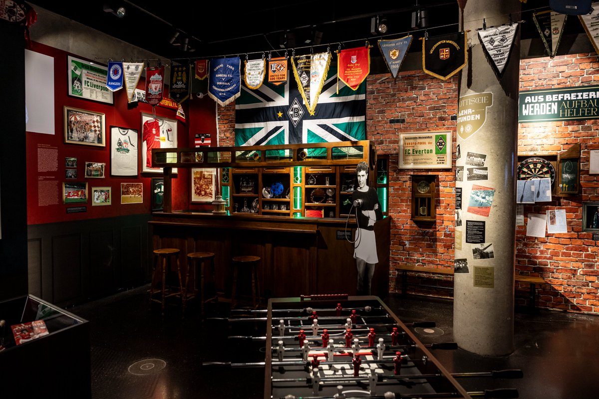 Bei Bierchen und Snacks ne Runde Kicker spielen, am Tresen den Worten von Uli Kohn lauschen oder ein paar Pfeile auf die Dartscheibe werfen – all das geht ab sofort für Fanclubs und Gruppen im „Foals Pub“ in der #FohlenWelt 🍻

Alle Infos 👉 go.borussia.de/3AB2sIK