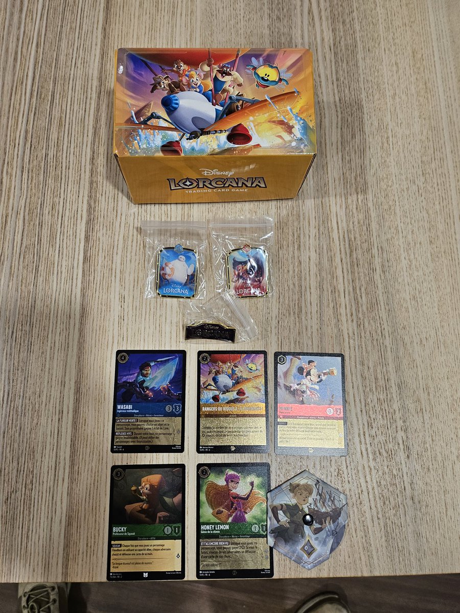 LorcanaFr's tweet photo. ✨️Kit promo set 6✨️

Visuel en exclu des cartes promos set 6 pour la mer azurite.

Les boutiques ont donc les pins, cartes promos et une boîte de rangement Tic et tac.

Et surprise on a aussi une version errata et à jour de notre ami bucky.

Pas sur du moins que cette version soit beaucoup joué en tournoi 😅

#lorcana #promo #merazurite