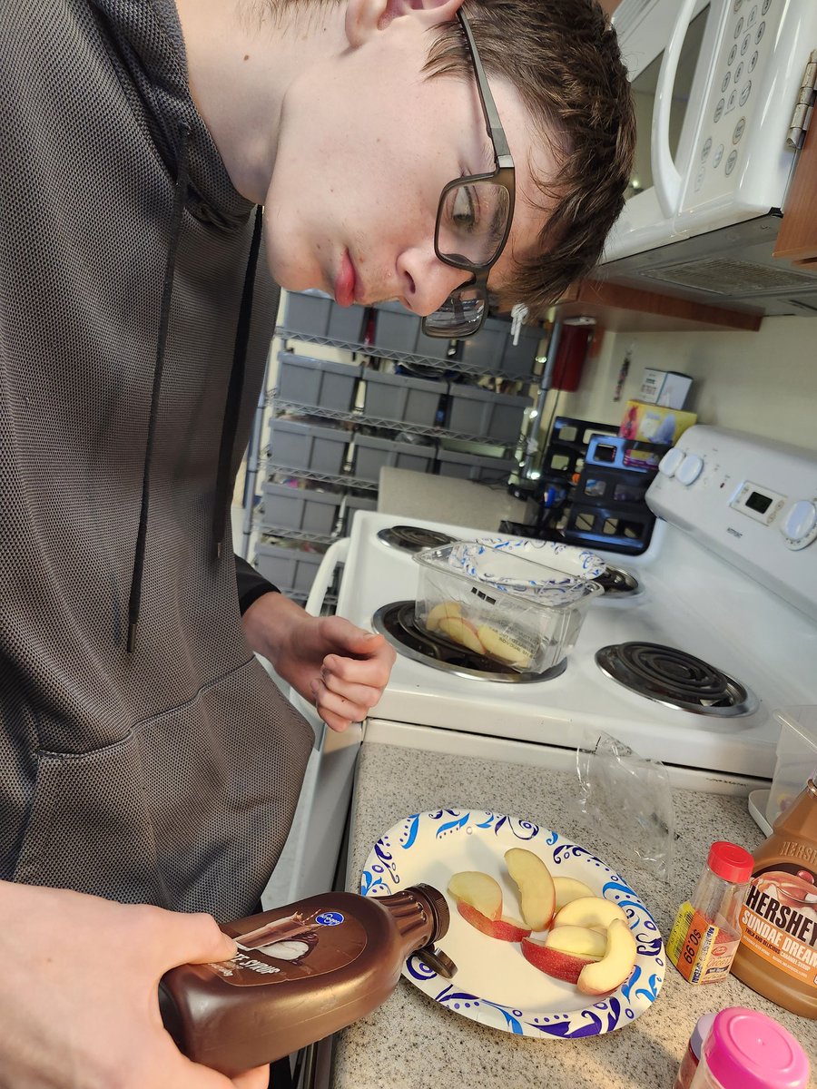 AllInAtKings's tweet photo. Z's third bell @Kings_HS on Fridays loves ordering from Krogers, having it delivered and making a simple snack. Apple nachos=yum!🍎🍏🍫🍮😋 https://t.co/JW5DEQqvIN