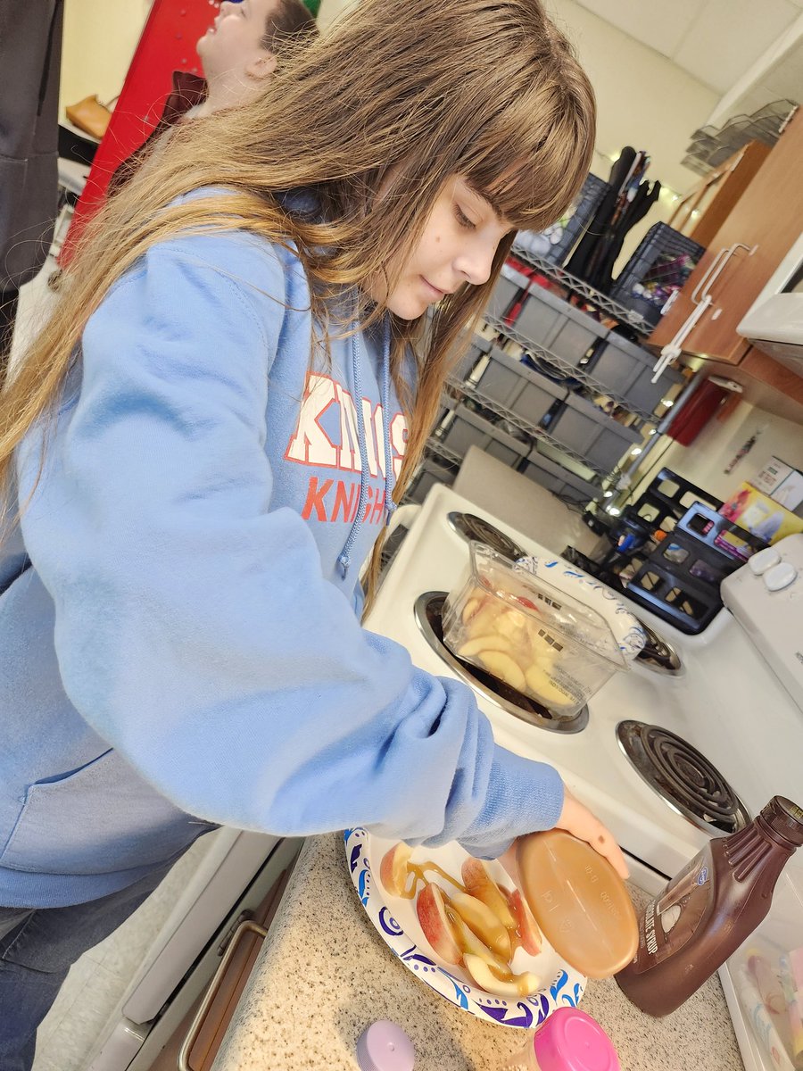 AllInAtKings's tweet photo. Z's third bell @Kings_HS on Fridays loves ordering from Krogers, having it delivered and making a simple snack. Apple nachos=yum!🍎🍏🍫🍮😋 https://t.co/JW5DEQqvIN