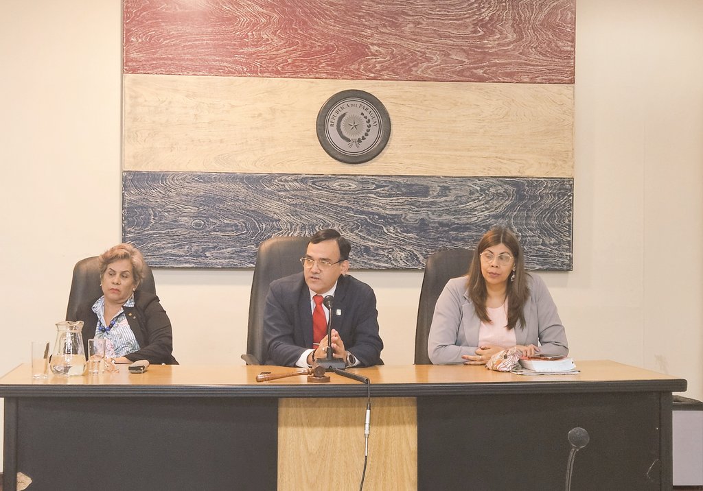 AHORA Se vuelve a suspender la prosecución del juicio oral a Walter Bower y los comisarios Merardo Palacios y Osvaldo Vera.

El juez Fabián Weisensee, presidente del Tribunal de Sentencia, está internado por un problema de salud <a href="/ABCCardinal/">ABC Cardinal 730 AM</a> <a href="/ABCTVpy/">ABC TV Paraguay</a>