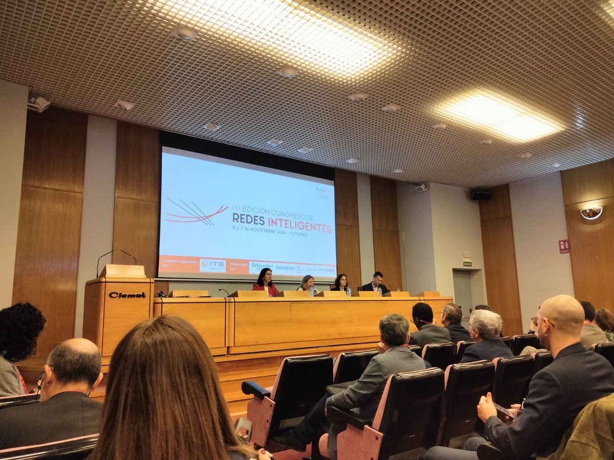 _ASEME's tweet photo. El 7 de nov. estuvimos en el III Congreso de Redes Inteligentes de #FutuRed. Se debatieron los retos del sector y la necesidad de innovar en las redes de distribución, especialmente en baja tensión. Destacamos la presentación del #sandbox sobre soluciones de flexibilidad (S2F). https://t.co/5eGVEsC5Qb
