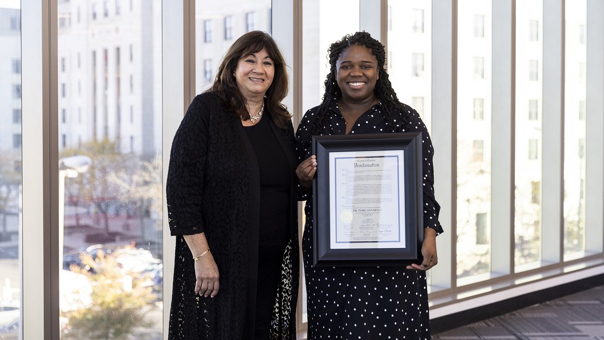 Rutgers_Camden's tweet image. Camden County Commissioner Virginia Betteridge presented Terri-Ann Kelly, associate professor in the Rutgers School of Nursing—Camden, with a proclamation celebrating her Young Publisher Award from the Association of Black Nursing Faculty. @camdencountynj @RUCamdenNursing
