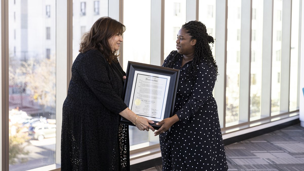 Rutgers_Camden's tweet image. Camden County Commissioner Virginia Betteridge presented Terri-Ann Kelly, associate professor in the Rutgers School of Nursing—Camden, with a proclamation celebrating her Young Publisher Award from the Association of Black Nursing Faculty. @camdencountynj @RUCamdenNursing