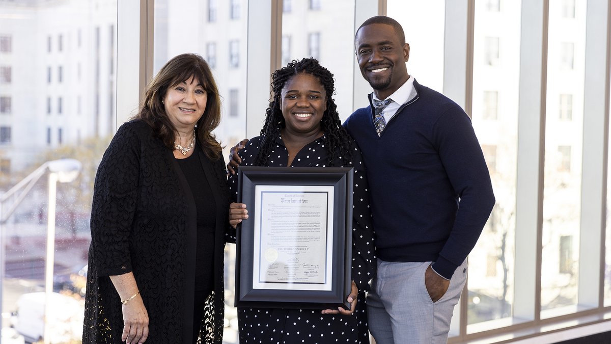 Rutgers_Camden's tweet image. Camden County Commissioner Virginia Betteridge presented Terri-Ann Kelly, associate professor in the Rutgers School of Nursing—Camden, with a proclamation celebrating her Young Publisher Award from the Association of Black Nursing Faculty. @camdencountynj @RUCamdenNursing