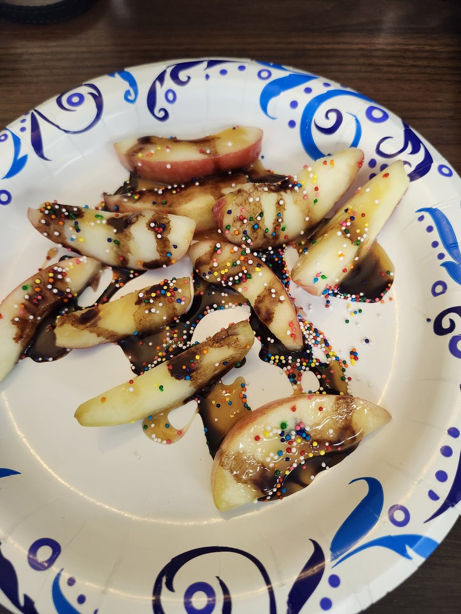 Z's second bell @Kings_HS on Fridays loves ordering from Krogers, having it delivered and making a simple snack. Apple nachos=yum!🍎🍏🍫🍮😋