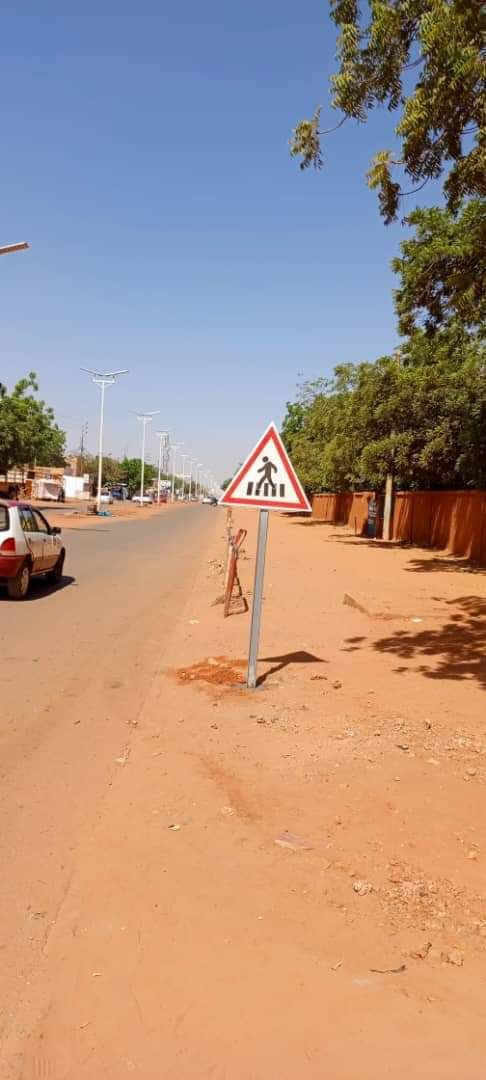 villedeniamey's tweet photo. Sous l'impulsion de @BGaranke227 #AD_VNY des travaux de #réhabilitation et d'#implantation de nouveaux panneaux de signalisation, la
#Reprisedepavés sur la voie express et la  #Plantation_d_arbres se poursuivent dans la capitale pour le bien être des populations. https://t.co/ifNN05vWxw