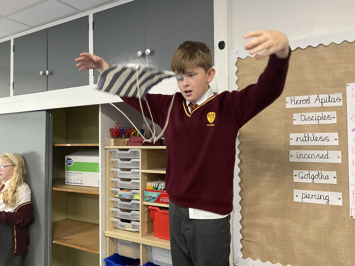 PDA_Y5's tweet image. 🪂 Today, we have been investigating Air Resistance! We made mini parachutes and tested how size affected the amount of resistance. The greater the surface area, the greater the number of air particles hit the object and the greater the overall resistance. #pdascience 🪂 🌟😊👏🏼