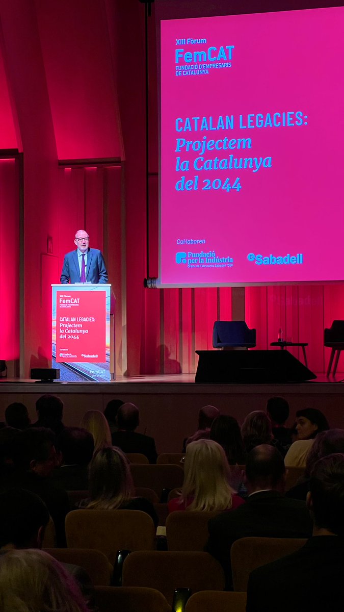 SandraMenarguez's tweet photo. Gran presentador @antonibassas al #femcat2024 per celebrar els 20anys de 
@femcat https://t.co/WQh2Axfs4H