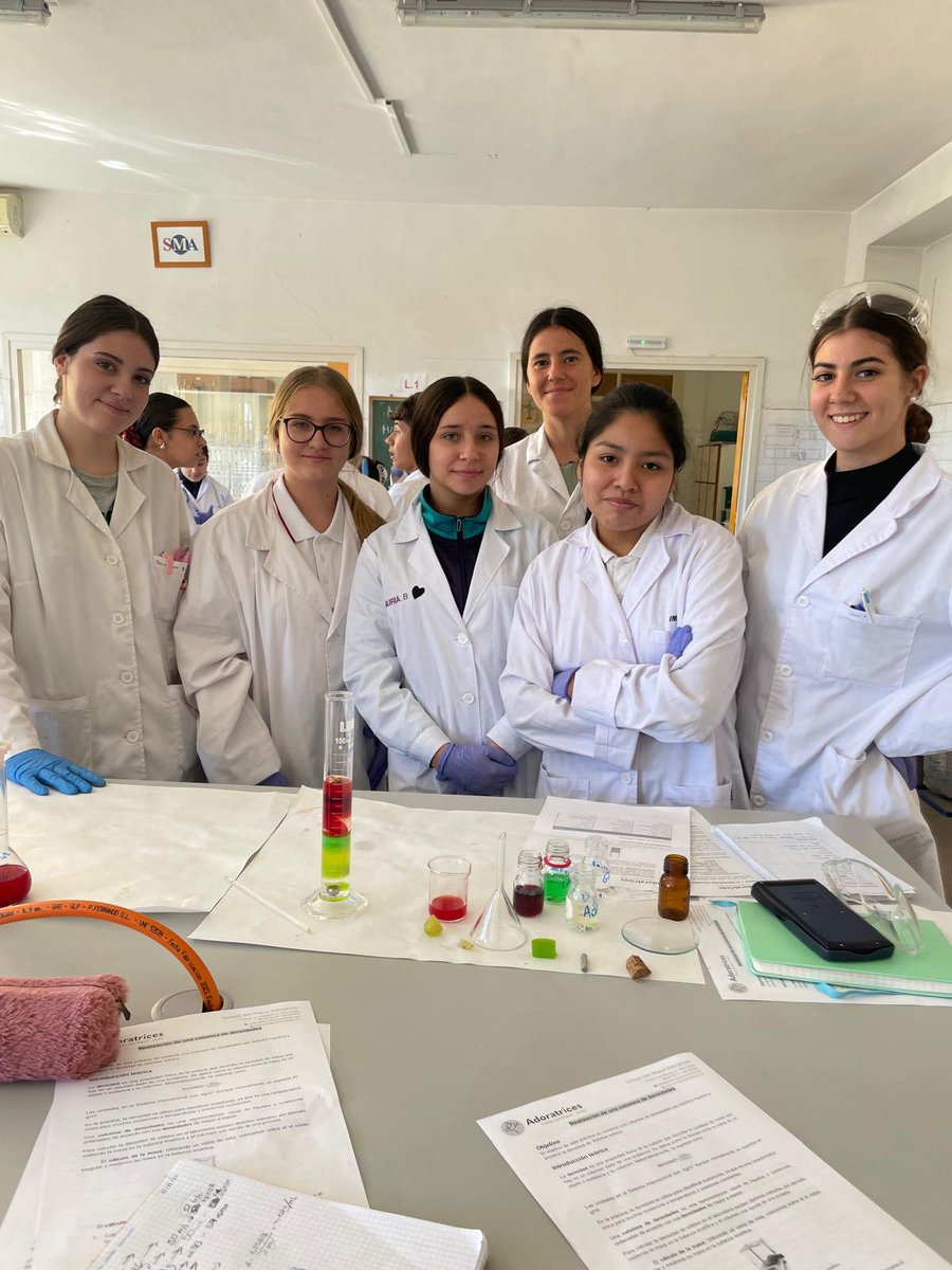 ¿Sabías que 1 litro y 1 kilogramo NO es siempre lo mismo? 🤔  
Cuando hablamos de agua, podemos decir que 1 litro pesa 1 kilogramo, ¡pero esto no se aplica a todo! La relación entre volumen y masa depende de la densidad de la sustancia. 🌊
#Curiosidades #Ciencia #Física #densidad