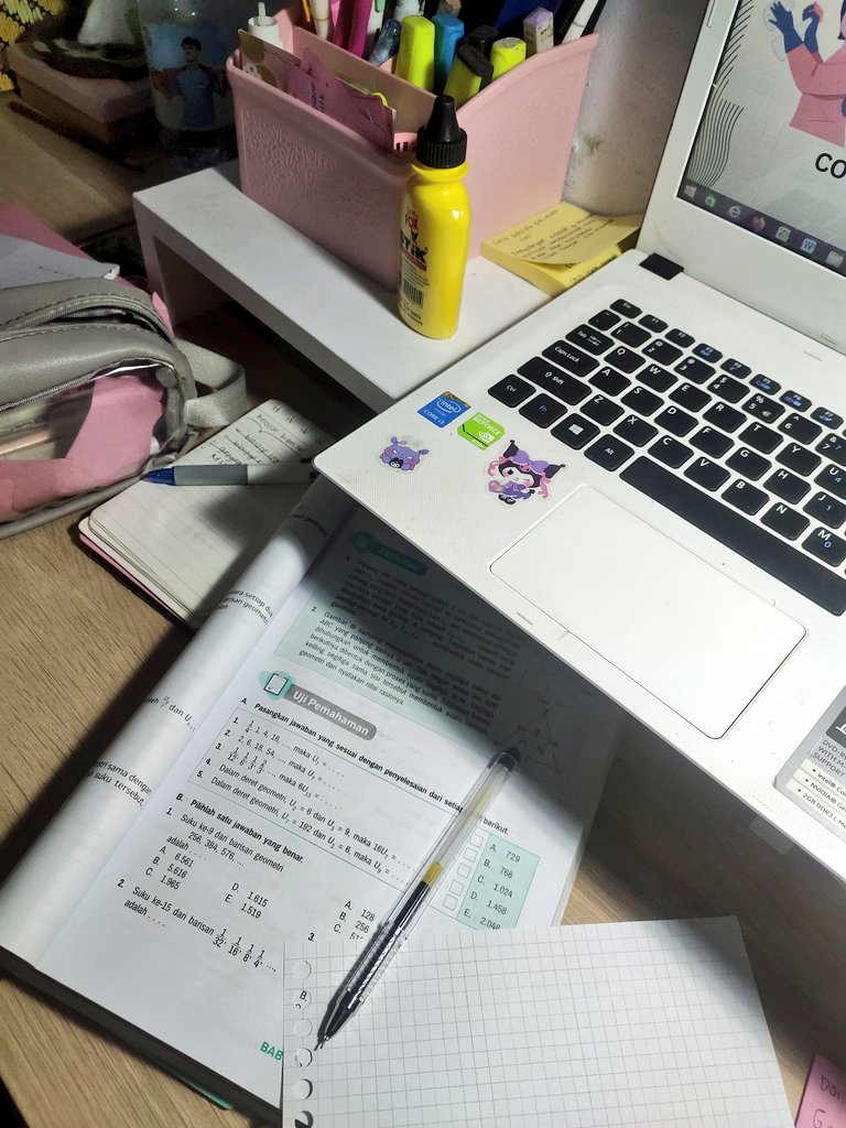 struggleaze's tweet image. #azakaprogress - 🫶🏻 

akhirnya setelah sekian lama aku up lagi, udh lama ga upload progress;(( tapi aku tetep ber progress ko guys cuma ga di up aja. anw ini progress kemarin aku belajar mtk dikit sama ngerjain biologi + tugas sejarah 👩🏻‍💻☕⛈️