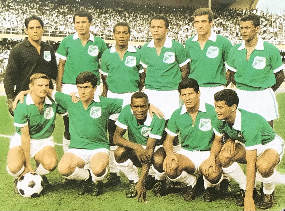 eldoctorpelaez's tweet photo. Para jóvenes hinchas del Cali,este el color verde tradicional.Arriba iz/de: Toledo,Oscar López, J Sánchez, M Escobar, C Antonietta,M Sanclemente.Abajo iz/de: R Alvarez, M Desiderio,J Gallego, Benicio Ferreyra e Iroldo. La camiseta de hoy es más negra que verde.Y así le va… https://t.co/T6NbzYf47I