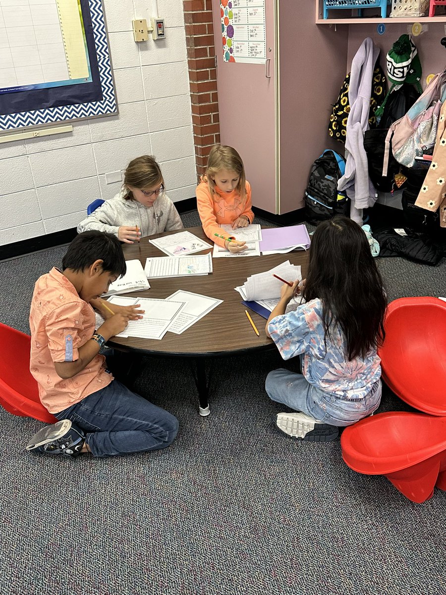 KnutsonClass's tweet photo. Working through the editing process for our Personal Narratives! 📝 https://t.co/0ueo1lwLNX