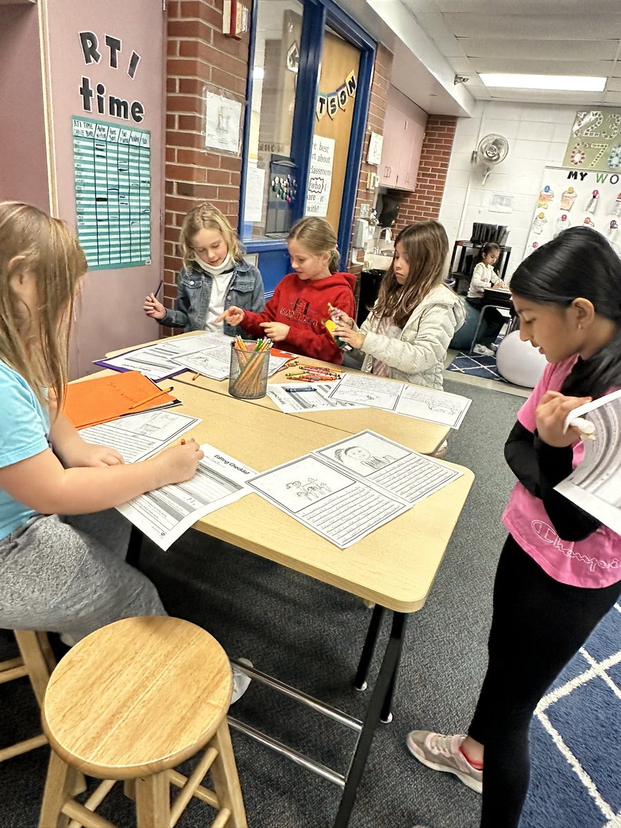 KnutsonClass's tweet photo. Working through the editing process for our Personal Narratives! 📝 https://t.co/0ueo1lwLNX