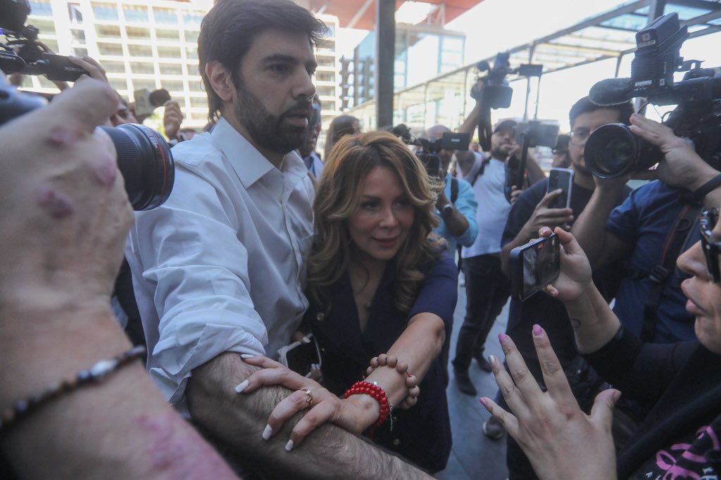 agenciaunochile's tweet photo. La caótica llegada de Cathy Barriga y su marido al Centro de Justicia esta mañana.

Los querellantes en la causa contra la ex-alcaldesa pidieron cambiar a prisión preventiva sus medidas cautelares tras ser reformalizada por la Fiscalía.-

📸 © AgenciaUno/Sebastián Beltrán https://t.co/QkK8UHknUD