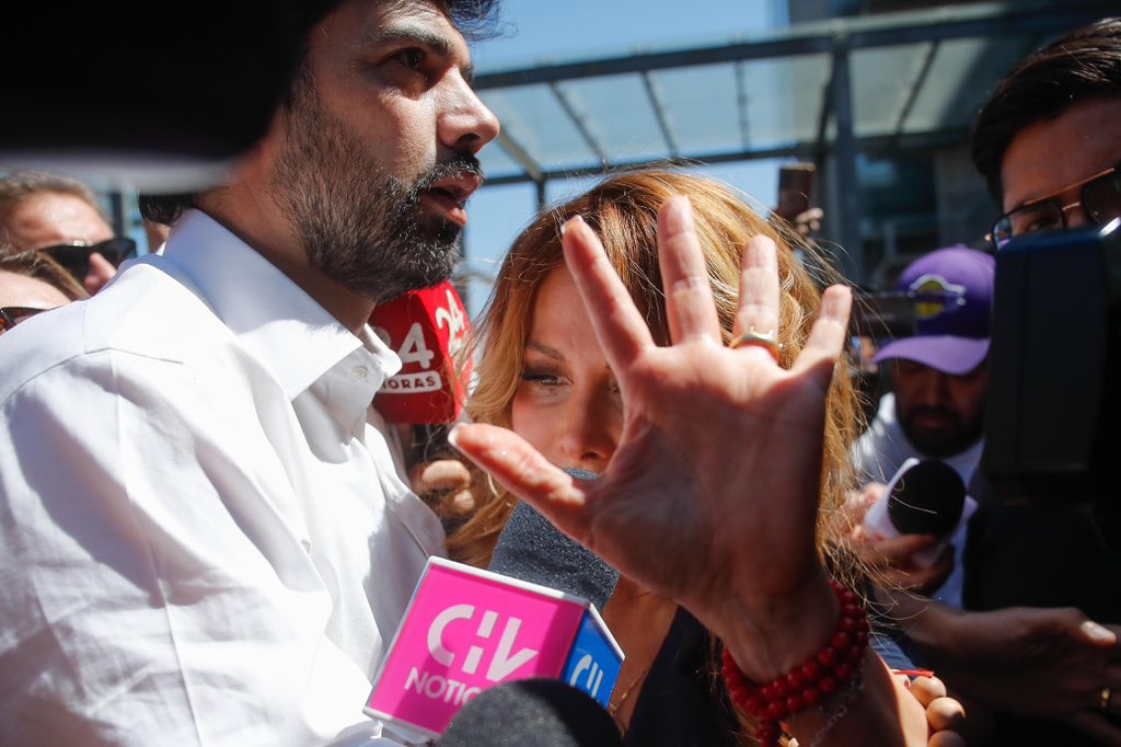 agenciaunochile's tweet photo. La caótica llegada de Cathy Barriga y su marido al Centro de Justicia esta mañana.

Los querellantes en la causa contra la ex-alcaldesa pidieron cambiar a prisión preventiva sus medidas cautelares tras ser reformalizada por la Fiscalía.-

📸 © AgenciaUno/Sebastián Beltrán https://t.co/QkK8UHknUD