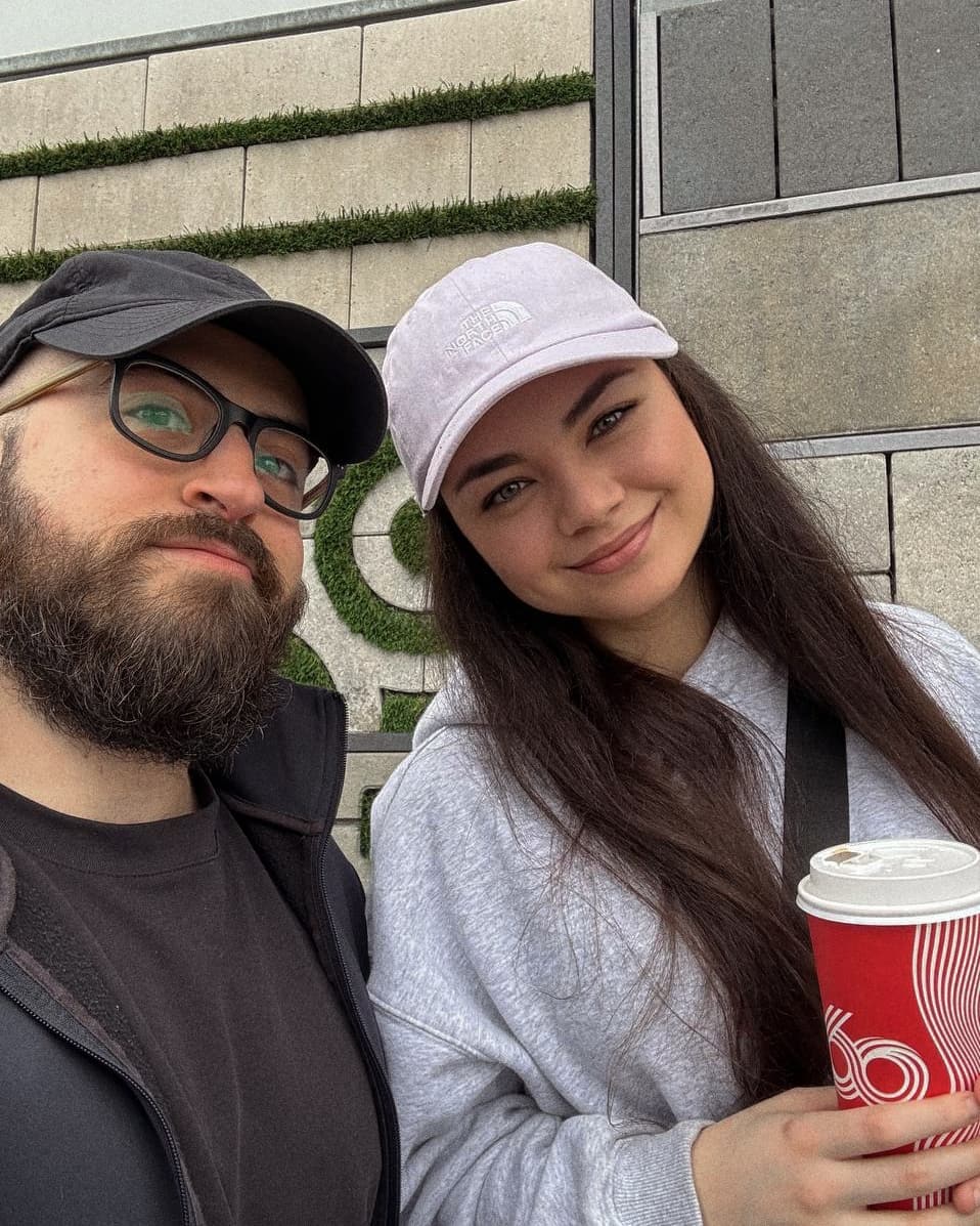 I built a business with my partner

(Whom I met on LinkedIn)

Before Jason Dellatolla, PhD(c), I worked mainly as a freelancer.

I had no intention of it turning into an agency.

I was scattered doing too many things: 

→ branding
→ copywriting
→ content creation
→ video