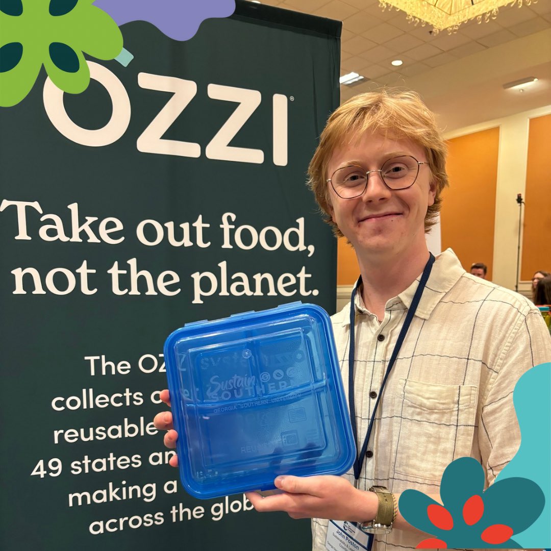 Sustainability heroes spotted! 🦸♻️ • we caught up with our eco-allies from Georgia Southern University at #AASHE, celebrating the launch of their newly customized #O2GO containers on campus. @georgiasouthernuniversity repping sustainability with pride! 👏🌱 #OZZI