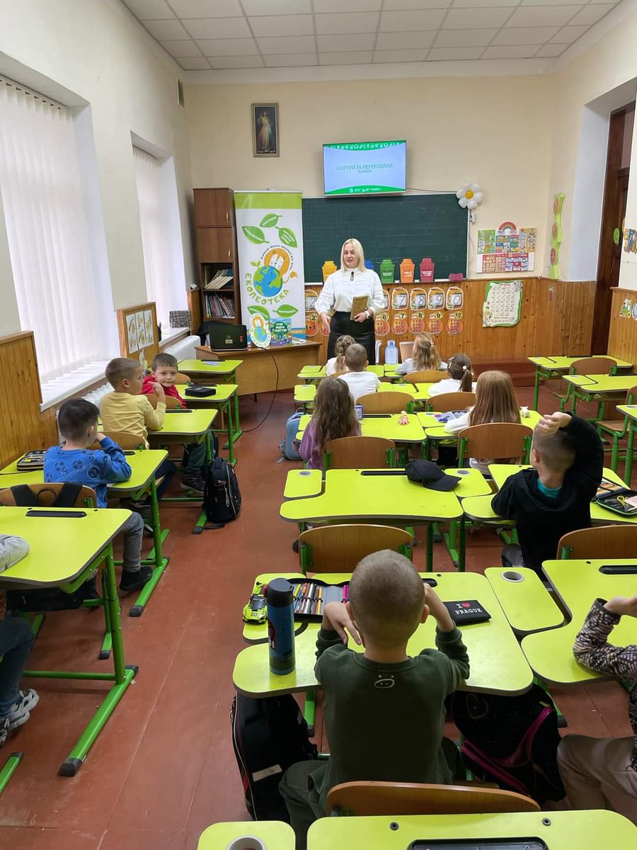 LibraryUkraine's tweet photo. The Lviv Regional Library for Children visited the school with the EcoLibrary project! They told the children about ecology, how to sort waste, and the useful and harmful properties of plastic. The children learned how they can help the planet today! #EcoLeoteka #LibraryCountry https://t.co/tICqYDaQNg