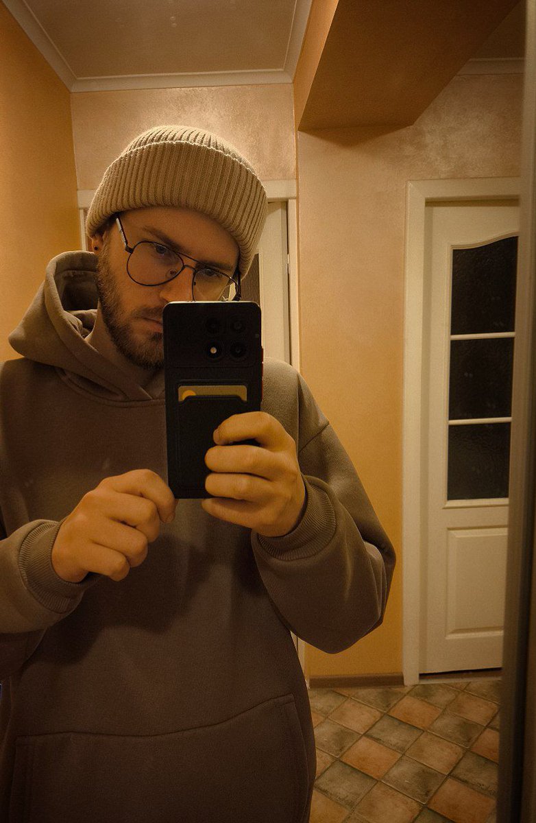 Кризис среднего возраста встречаю проколотыми ушами