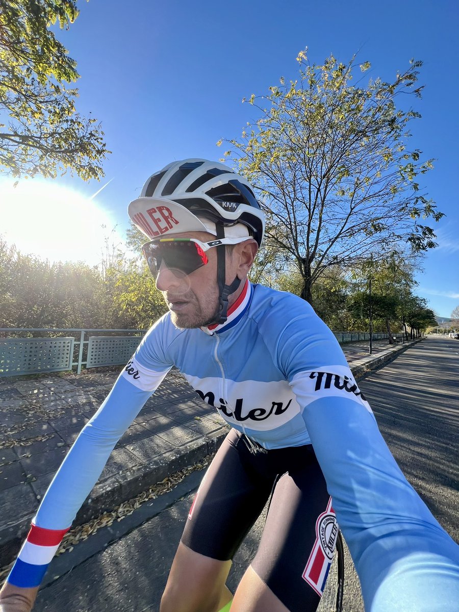 Delapuentejor's tweet photo. Martes de C.A.R Manzanal 💪💪
90km
3h 3’
1.057m
212w medios
#atopisimo
#ropamiler
#milerstyle
#milercycling
#milervintage_jorge
#miler https://t.co/sQv4y5Fx60