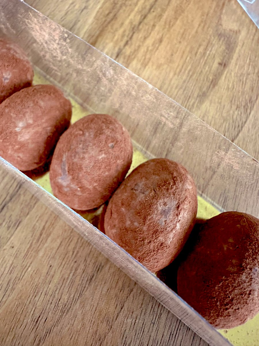 ジュネーブ遊びに行ってきました🇨🇭

TLでたまに見かけてたAuerのチョコレート、確かに世界一美味しかった…！！アーモンドチョコのアーモンドがキャラメルっぽい香ばしさ、チョコレートも滑らか！

これ一粒1フラン前後するよな…？🥹♥️ジュネーブ恐ろしいぜ…