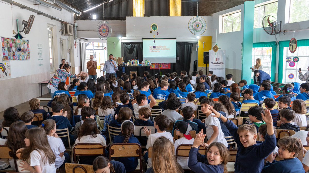 EnriqueeEstevez's tweet photo. COMENZARON LAS CAPACITACIONES SOBRE RESIDUOS SÓLIDOS URBANOS de @ambientesantafe ♻️🗑️

Arrancamos en la escuela Gurruchaga de Rosario, donde más de 60 chicos y chicas participaron de esta iniciativa y armaron su propia compostera comunitaria. https://t.co/Hx0j5Frw4c