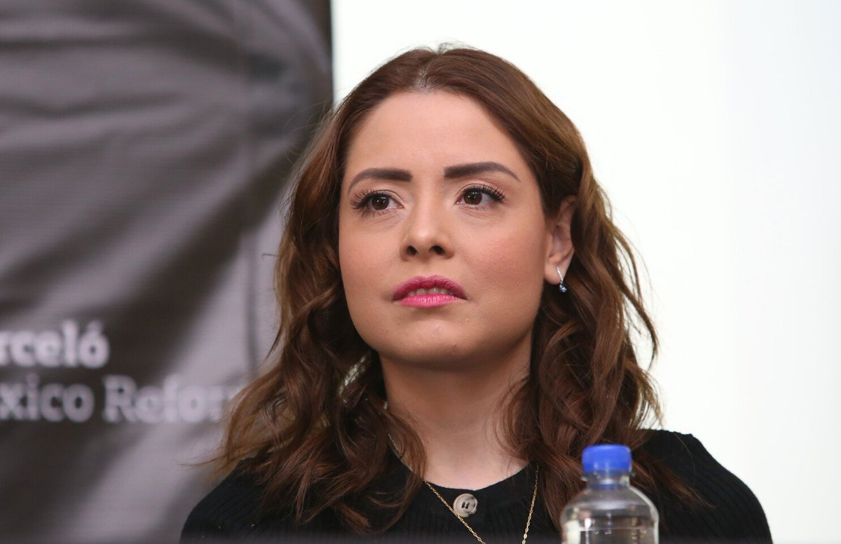 Opinologolo's tweet photo. Así como denuncias a Marilyn Cote así deberían denunciar a Maryfer Centeno, que tampoco tiene títulos y se la pasa engañando a la gente en la TV e Internet. La grafología no tiene valor y todo lo que dice es mentira. https://t.co/tfN5DnY900