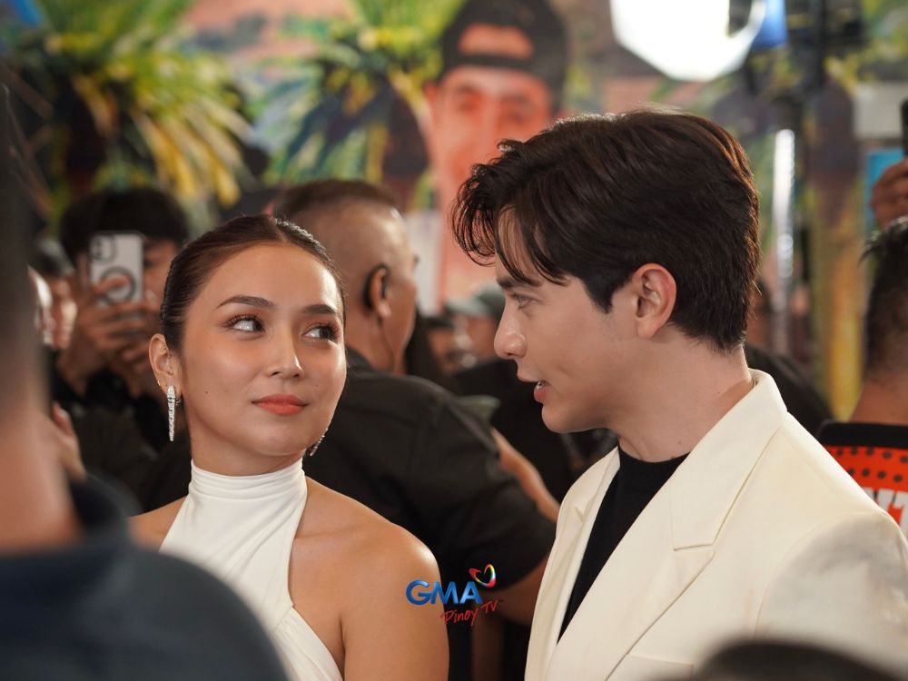 Time stops kapag magkasama sila❤️ Stars of "Hello, Love, Again," Kathryn Bernardo and Alden Richards, seen sharing a good laugh during the film's premiere night.

#HelloLoveAgainTheWorldPremiere