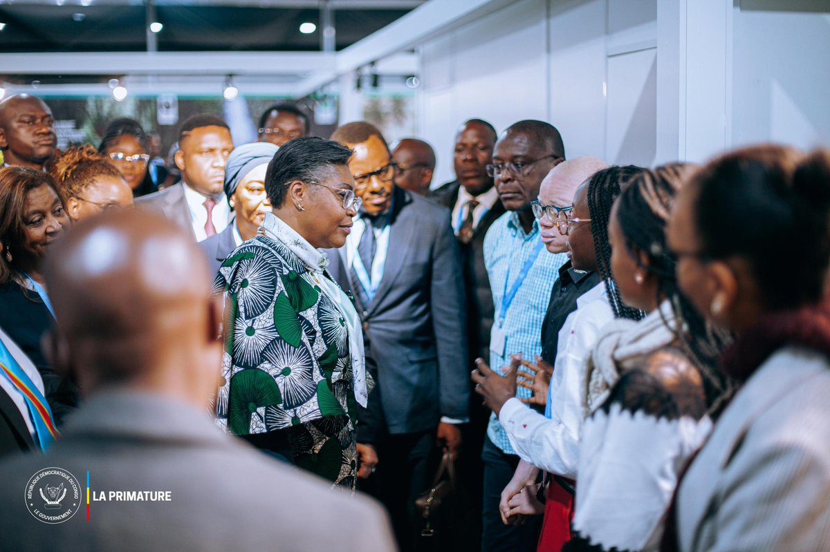 PrimatureRDC's tweet photo. #Climat #COP29
12 novembre 2024 | La Première Ministre Judith Suminwa Tuluka est arrivée à Bakou, Azerbaïdjan, pour représenter la RDC à la 29e Conférence des Nations Unies sur les changements climatiques (COP29). Reçue par le Président azerbaïdjanais Ilham Aliyev, elle a rejoint le stand congolais où elle a échangé avec les membres de la délégation congolaise, parmi lesquels la Ministre de l’Environnement, Ève Bazaïba, Bestine Kazadi, Ministre déléguée à la Coopération internationale et à la Francophonie, ainsi que plusieurs experts et représentants des ONG environnementales de la RDC.

Lors de son allocution au stand de la RDC, Judith Suminwa Tuluka a réaffirmé l’importance d’une compensation financière équitable pour la RDC, deuxième poumon climatique mondial. “En tant que pays-solution, il est essentiel que notre contribution au climat mondial soit justement récompensée pour que nous puissions pleinement engager notre transition énergétique,” a-t-elle déclaré.

La Première Ministre a souligné le potentiel immense de la RDC grâce à ses ressources naturelles : vastes forêts, tourbières, réserves d’eau douce et minéraux stratégiques. Elle a également insisté sur la nécessité de développer des partenariats stratégiques et de réguler le crédit carbone pour permettre une gestion durable et équitable des ressources du pays.

La COP29, qui rassemble plus de 67 000 participants – diplomates, climatologues, journalistes, et experts politiques – se concentre sur des actions urgentes pour contrer le réchauffement climatique. La RDC entend y affirmer son rôle clé dans la préservation de l’environnement et la transition énergétique mondiale, en appelant à un soutien international pour faire de ses ressources naturelles un moteur de développement durable.