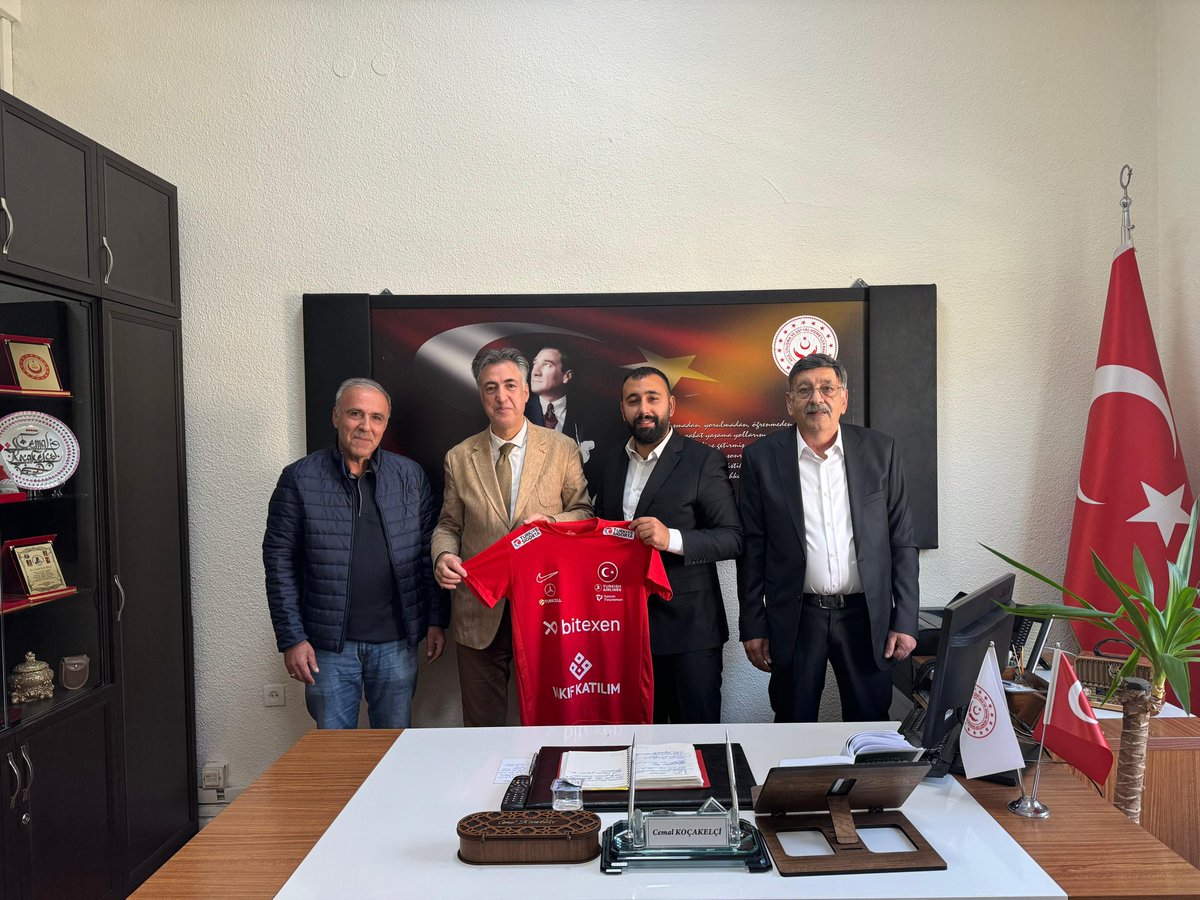 Cemal Koçakelçi (@cemalkocakelci) on Twitter photo 3 defa üst üste dünya şampiyonu olan ve göğsümüzü kabartan Ampute Futbol Milli Takım Antrenörü değerli hemşehrim Sn.<a href="/UmutCanGnay06/">Umut Can Günay</a>, muhterem babası Sn.Sedat Günay, kıymetli dostum Şair ve STK gönüllüsü Sn.<a href="/EminBarslan12/">Mehmet Emin Barslan</a> ve Sn.Bayram Akbulut'a ziyaret nezaketleri için tşk. ederim. 3 defa üst üste dünya şampiyonu olan ve göğsümüzü kabartan Ampute Futbol Milli Takım Antrenörü değerli hemşehrim Sn.<a href="/UmutCanGnay06/">Umut Can Günay</a>, muhterem babası Sn.Sedat Günay, kıymetli dostum Şair ve STK gönüllüsü Sn.<a href="/EminBarslan12/">Mehmet Emin Barslan</a> ve Sn.Bayram Akbulut'a ziyaret nezaketleri için tşk. ederim.