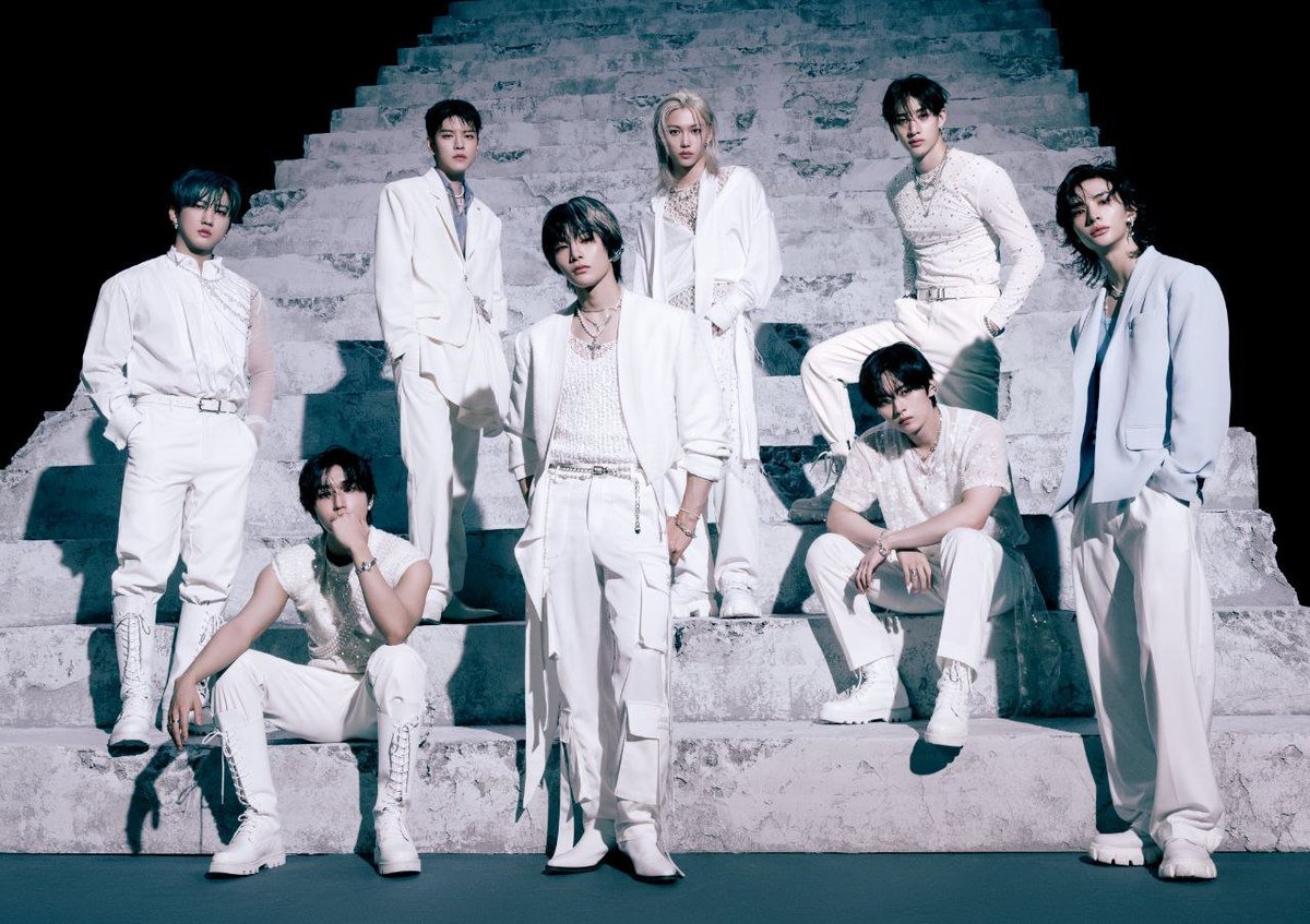leheminho's tweet photo. "In white, they exude a tranquil power and presence," they said. https://t.co/YfMy7LQINn