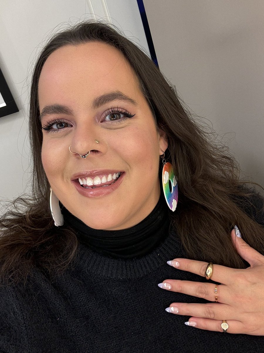 Bringing #AnaDailyGlam back for #kubecon! Excited to see friendly faces and meet new folks. say hey 👋🏽 if you see me around. Bouncing around hallway track,  platform engineering day, startup fest and observability day ☁️