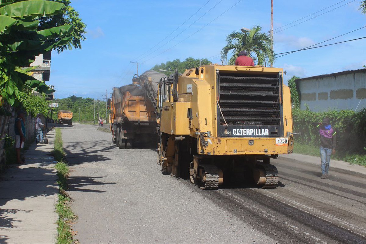 KeySantamariaG's tweet photo. 🚧✨ Inician los trabajos de escarificación para la rehabilitación de la carretera principal Plaza Buroz - Santa Rosalía - Belén

El Alc. @Johan_CastroP destaca la importancia de esta obra para mejorar la calidad de vida y fomentar el desarrollo de las comunidades. 💪🏽🚗  

#Buroz https://t.co/g1A797ZGtp