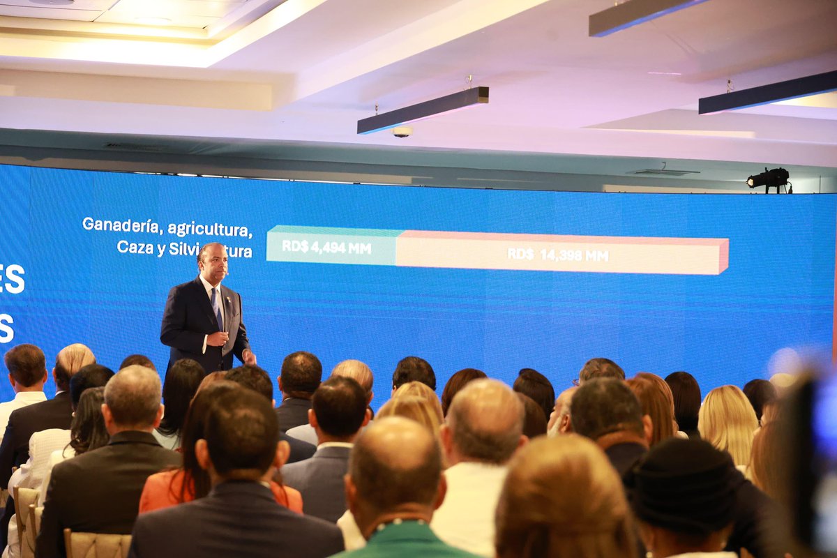 warnaudbisono's tweet photo. “Banreservas - Motor de la economía nacional 2020-2024”. 

Agradezco al presidente ejecutivo de @banreservasrd, Samuel Pereyra @spereyrarojas, por la invitación a la conferencia. Es un honor ser parte de este espacio que destaca su papel clave como aliado estratégico en el desarrollo económico y social del país y apoyo esencial para la diáspora dominicana. 🇩🇴

¡Enhorabuena por su continua contribución al progreso de los dominicanos durante 83 años!