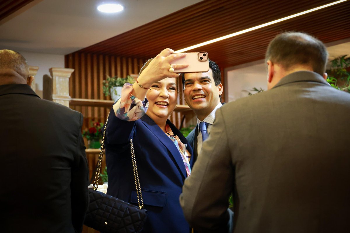 “Banreservas - Motor de la economía nacional 2020-2024”. 

Agradezco al presidente ejecutivo de <a href="/banreservasrd/">Banreservas</a>, Samuel Pereyra <a href="/spereyrarojas/">Samuel Pereyra Rojas</a>, por la invitación a la conferencia. Es un honor ser parte de este espacio que destaca su papel clave como aliado estratégico en el