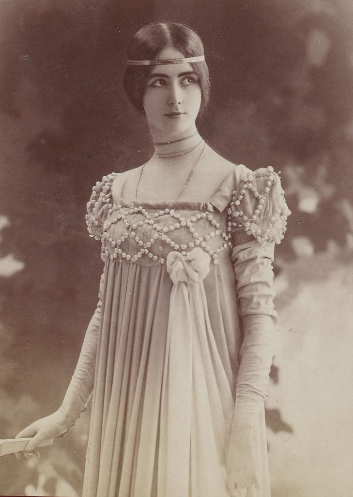 wikivictorian's tweet photo. French dancer Cléo de Mérode. Photographed by Reutlinger, 1901. https://t.co/d9mc9Ux9cY