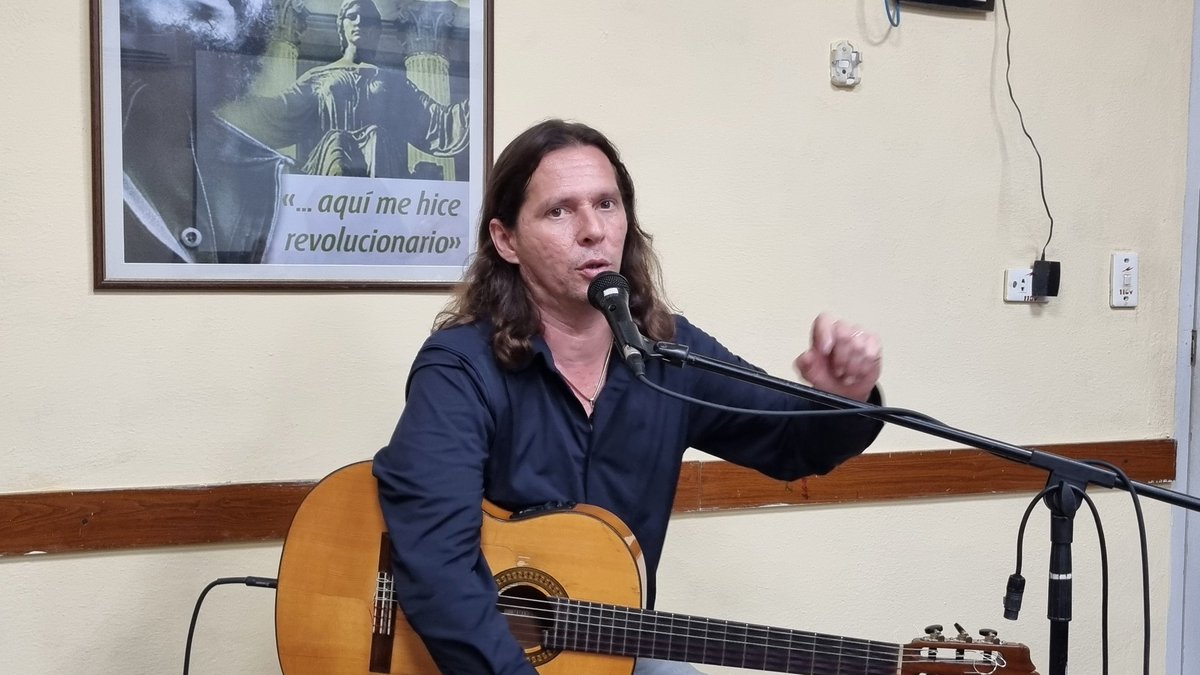 De cubanía, identidad y amor a #Cuba le habla Reynier Mariño a la comunidad universitaria. Comenta sus vivencias y experiencias y sigue regalando su ezquisita música.

#UniversidadCubana
<a href="/CubaMES/">MES</a> <a href="/Edelvy5/">Edelvy</a> <a href="/FeuCuba/">FEU de Cuba</a>