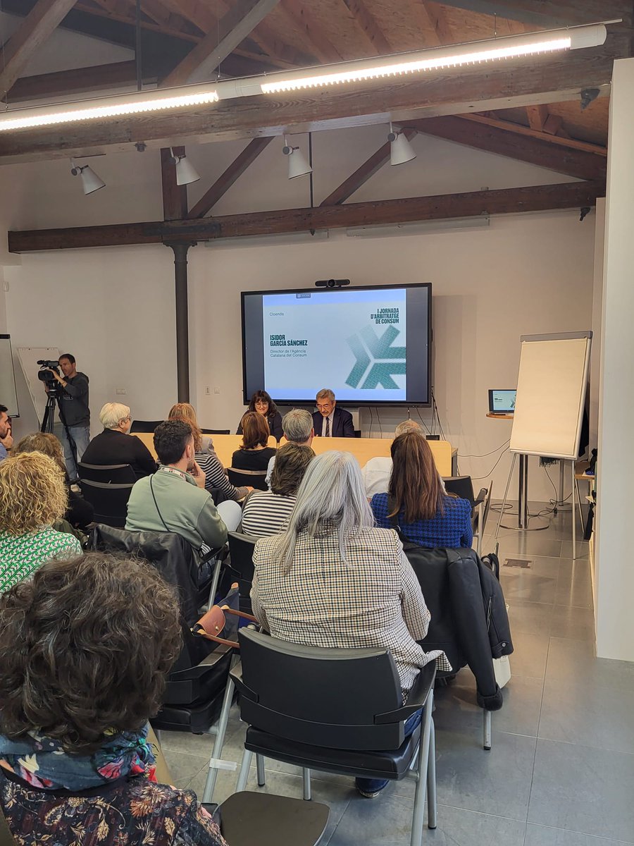 consumcat's tweet photo. Avui ha tingut lloc a #Terrassa la I Jornada d'Arbitratge de Consum organitzada per #Consumcat i @ajterrassa, amb l'objectiu de proporcionar un espai de trobada i reflexió als professionals que es dediquen a la resolució extrajudicial de conflictes de consum arreu de Catalunya https://t.co/5movW6lx2J