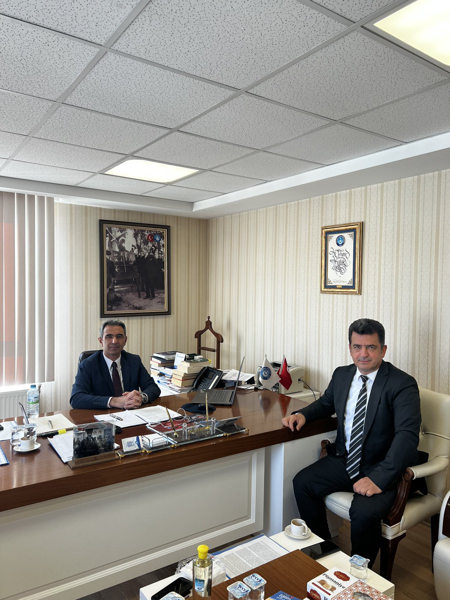 Kamu Üniversiteleri Daire Başkanları Derneği
Başkanı sayın Mevlüt BAHÇEVAN sendikamızı ziyaret ederek, üniversite daire başkanlarının beklenti ve taleplerini içeren dosyayı tarafıma iletti. Çalışma hayatındaki sorunları ve çözüm önerilerini görüştük. Sendika olarak çalışanların