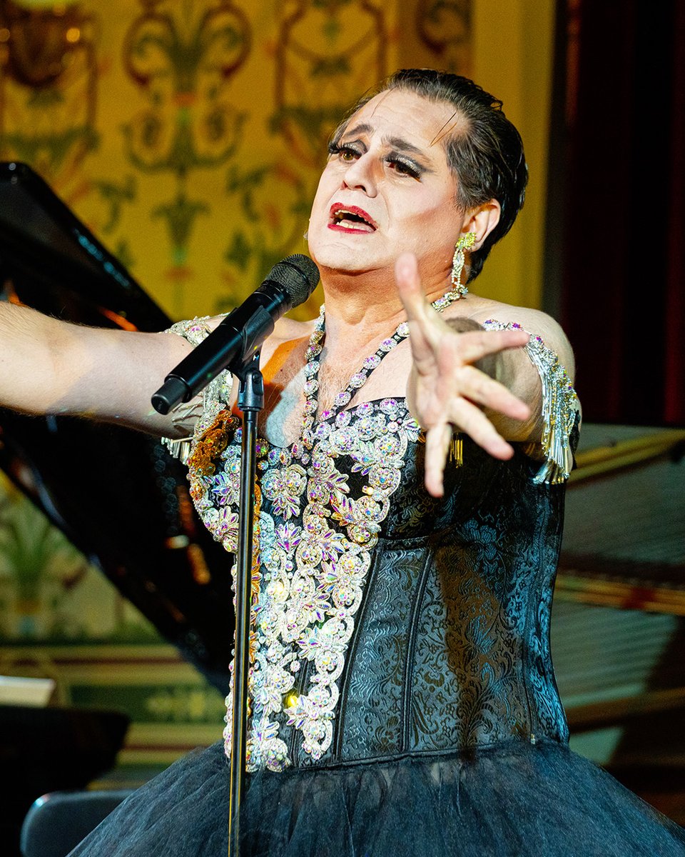 Miss Knife tire ce soir une dernière révérence au Théâtre du Châtelet, après avoir fait vibrer, rire et pleurer son public. Est-ce que ce sera ses adieux à la scène ? Certainement. Mais jamais pour très longtemps... 🤭

📸 Thomas Amouroux